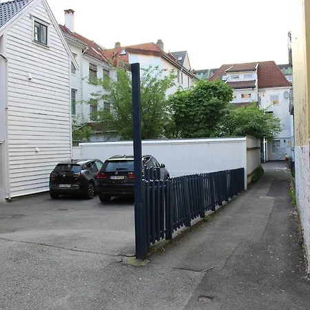 Central, Practical, Free Parking. Ls202 Apartment *